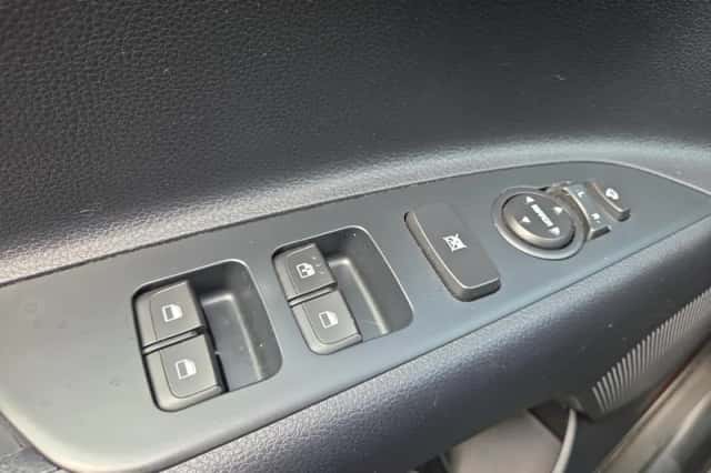 Kia Stonic (2019) thumbnail 24