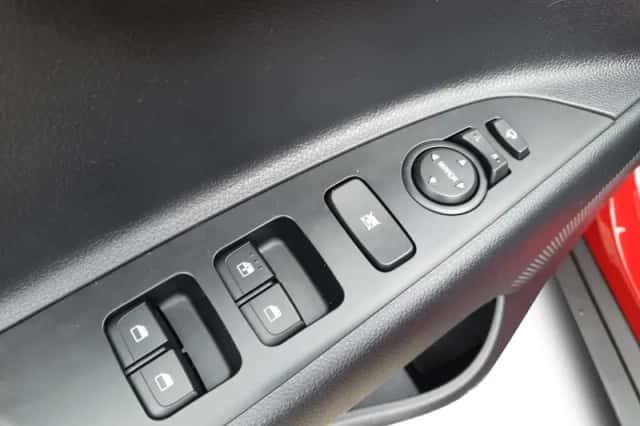 Kia Stonic (2023) thumbnail 32