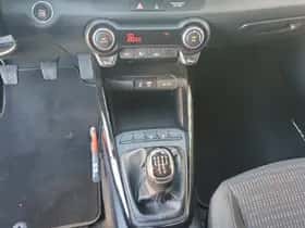 Kia Stonic (2019) thumbnail 30