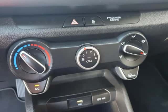 Kia Rio (2022) thumbnail 25