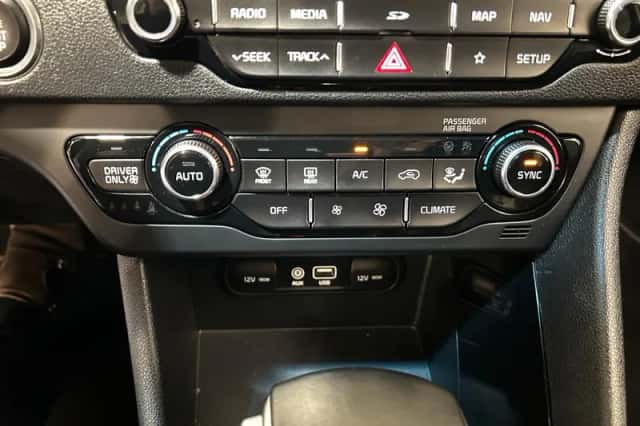 Kia Niro (2017) thumbnail 23