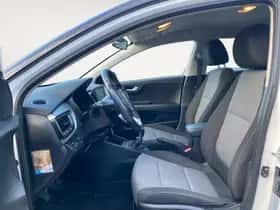 Kia Stonic (2018) thumbnail 8