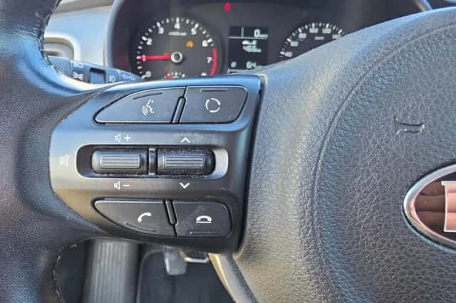 Kia Stonic (2018) thumbnail 14