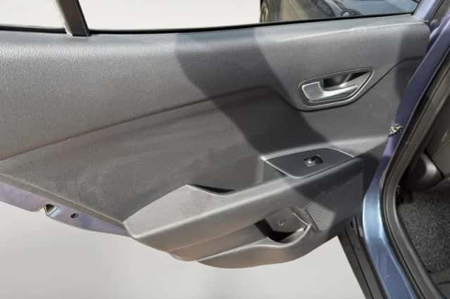 Kia Stonic (2019) thumbnail 16