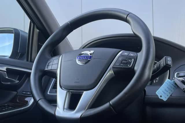 Volvo XC60 (2016) thumbnail 9