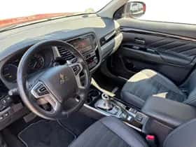 Mitsubishi Outlander (2020) thumbnail 16