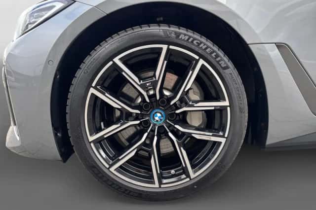 BMW i4 (2023) thumbnail 16
