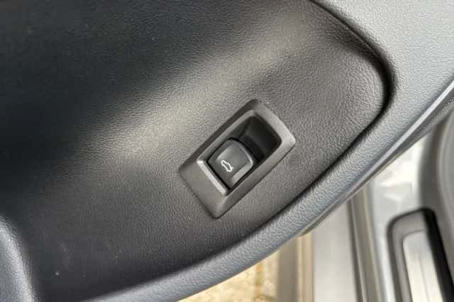 BMW i4 (2023) thumbnail 29