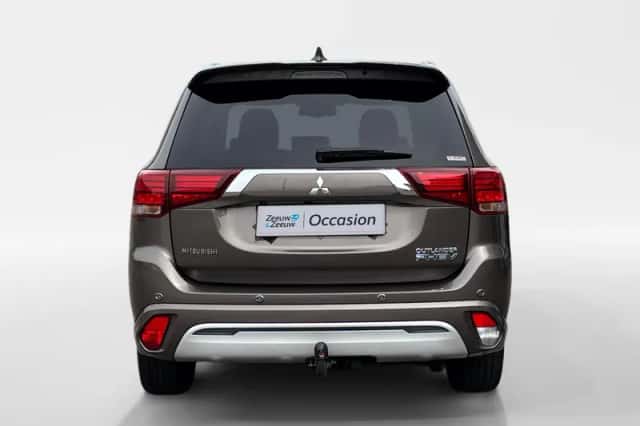 Mitsubishi Outlander (2019) thumbnail 2