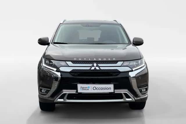 Mitsubishi Outlander (2019) thumbnail 3