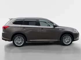 Mitsubishi Outlander (2019) thumbnail 4