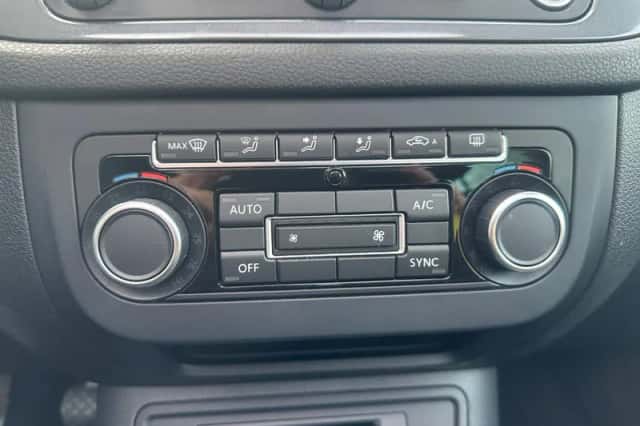 Volkswagen Tiguan (2015) thumbnail 18
