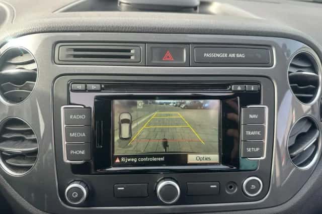 Volkswagen Tiguan (2015) thumbnail 28
