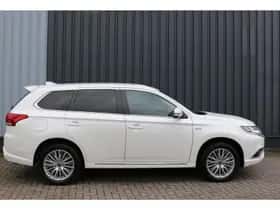 Mitsubishi Outlander (2021) thumbnail 4