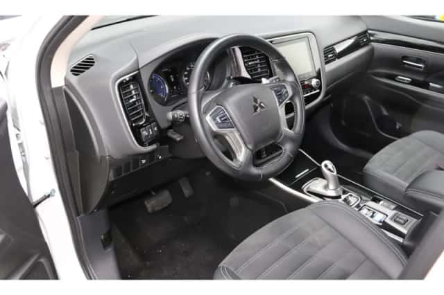 Mitsubishi Outlander (2021) thumbnail 9