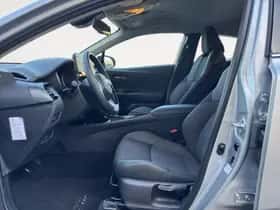 Toyota C-HR (2023) thumbnail 11