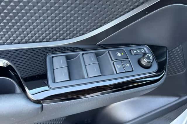 Toyota C-HR (2023) thumbnail 21