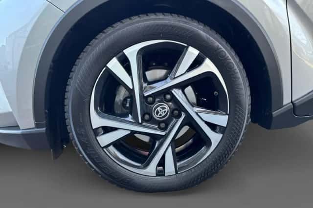 Toyota C-HR (2023) thumbnail 8