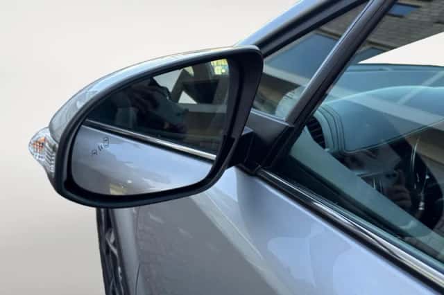 Toyota C-HR (2023) thumbnail 9