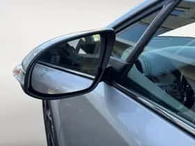 Toyota C-HR (2023) thumbnail 9