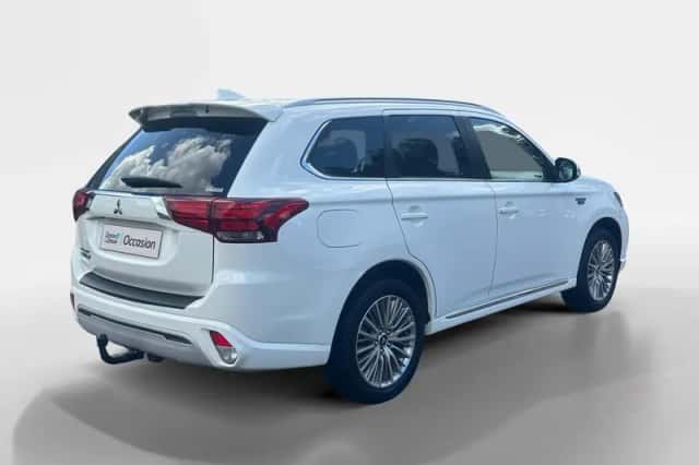 Mitsubishi Outlander (2021) thumbnail 2