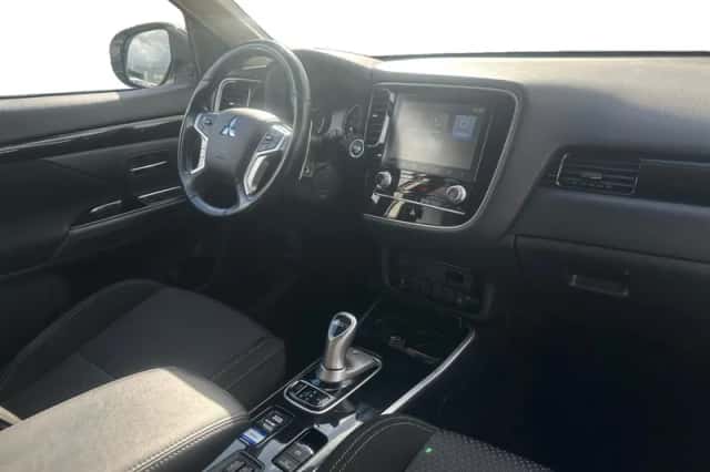Mitsubishi Outlander (2021) thumbnail 3