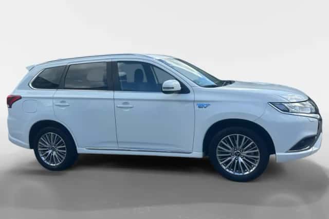 Mitsubishi Outlander (2021) thumbnail 4