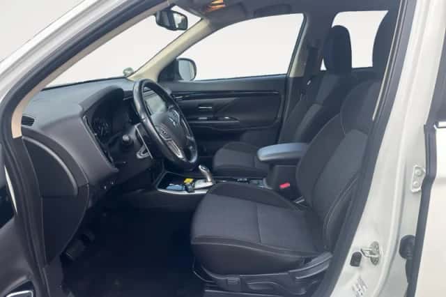 Mitsubishi Outlander (2021) thumbnail 5