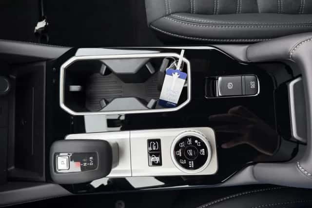 Mitsubishi Outlander (2026) thumbnail 25