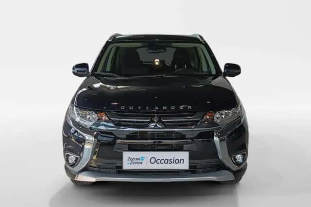Mitsubishi Outlander (2017) thumbnail 2