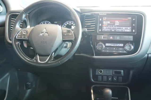 Mitsubishi Outlander (2017) thumbnail 16