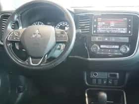 Mitsubishi Outlander (2017) thumbnail 16