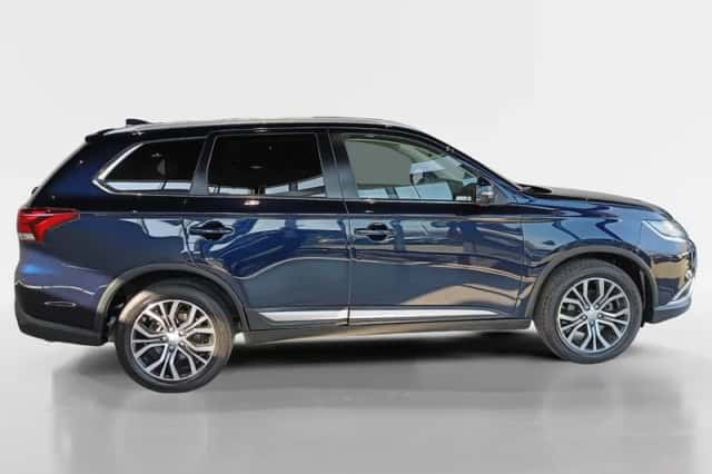 Mitsubishi Outlander (2017) thumbnail 3