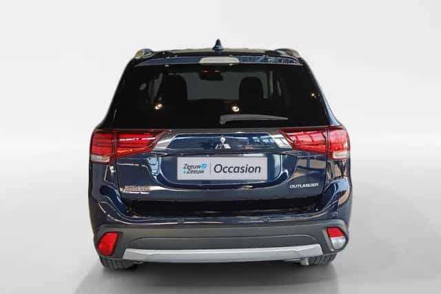 Mitsubishi Outlander (2017) thumbnail 5