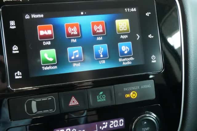 Mitsubishi Outlander (2017) thumbnail 9