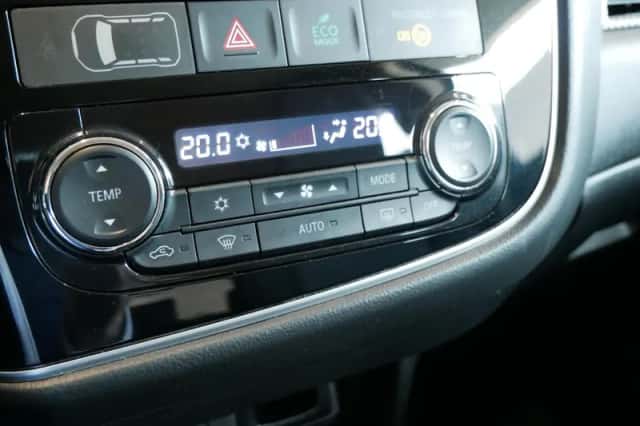 Mitsubishi Outlander (2017) thumbnail 10
