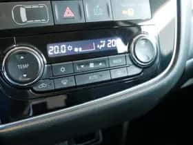 Mitsubishi Outlander (2017) thumbnail 10