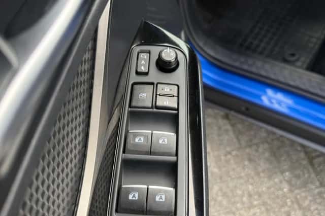 Toyota C-HR (2018) thumbnail 16