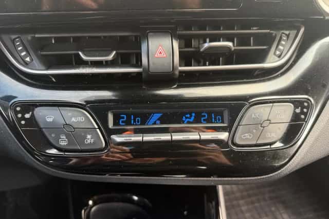 Toyota C-HR (2018) thumbnail 31