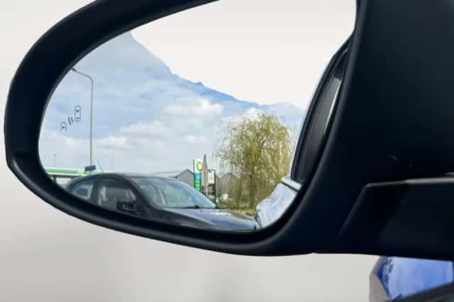 Toyota C-HR (2018) thumbnail 10