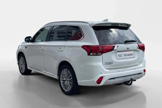 Mitsubishi Outlander (2021) thumbnail 2