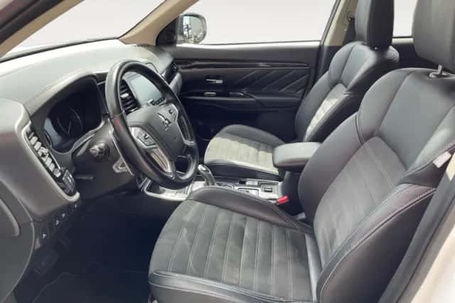 Mitsubishi Outlander (2021) thumbnail 17
