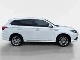 Mitsubishi Outlander (2021) thumbnail 5