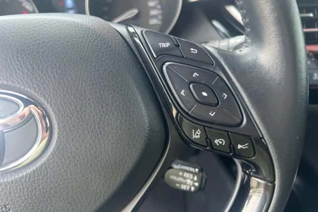 Toyota C-HR (2023) thumbnail 16