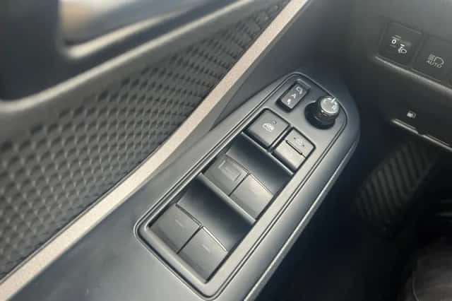 Toyota C-HR (2023) thumbnail 26