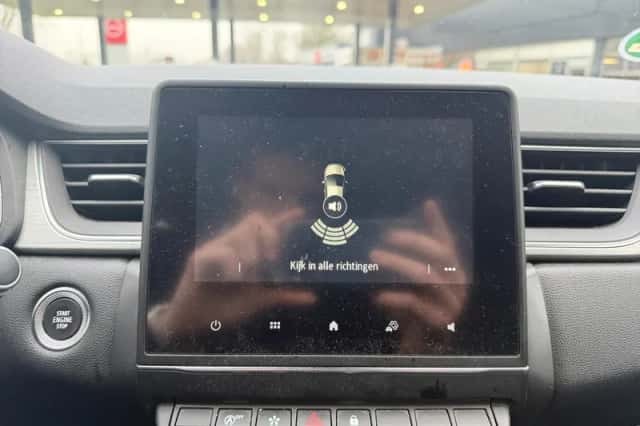 Renault Captur (2020) thumbnail 17
