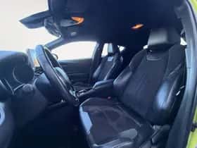 Toyota C-HR (2019) thumbnail 15