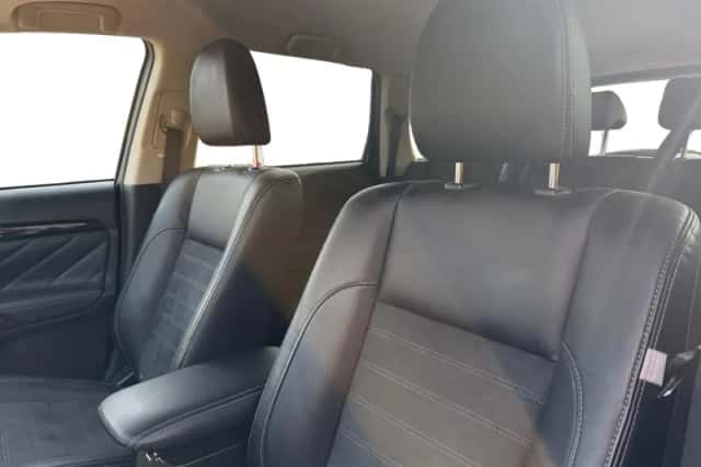 Mitsubishi Outlander (2018) thumbnail 11