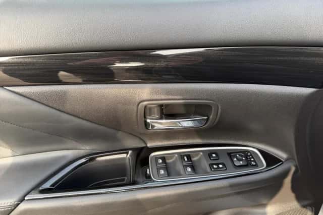 Mitsubishi Outlander (2018) thumbnail 10