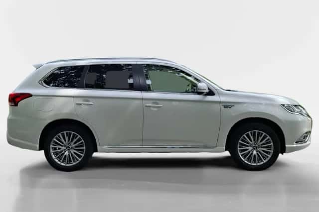 Mitsubishi Outlander (2021) thumbnail 4